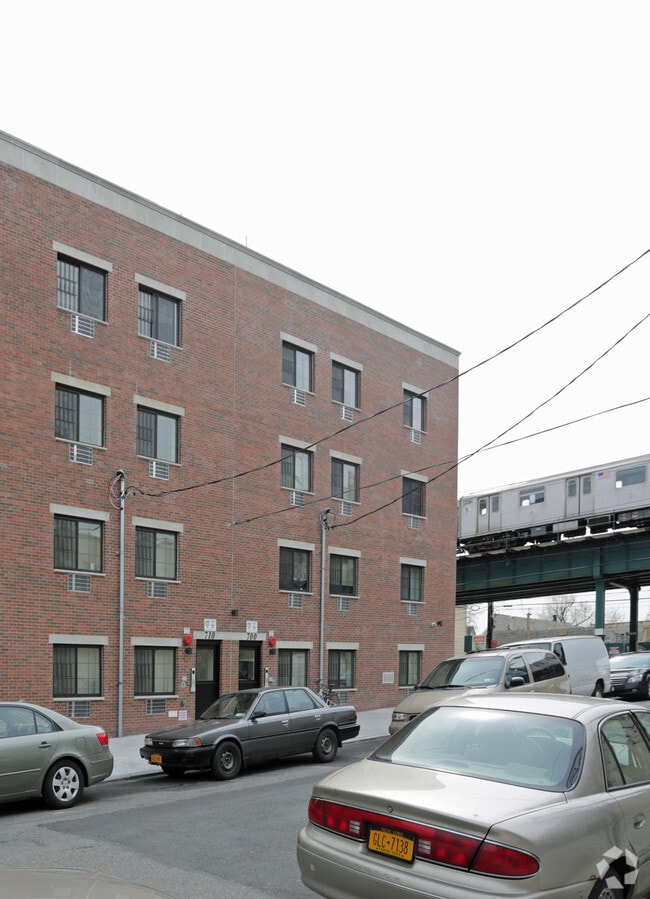 Photo - 710 Bartholdi St