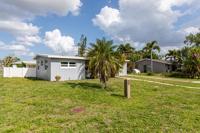 Photo - 3208 Pinetree St
