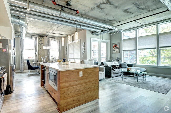 Building Photo - 2210 Blake St Rental