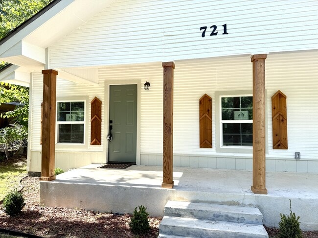 Photo - 721 Roff St NE