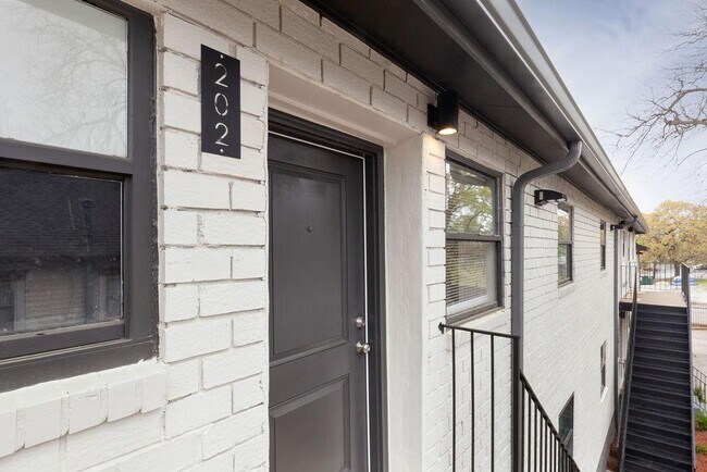 Photo - 396 Linden Ave NE
