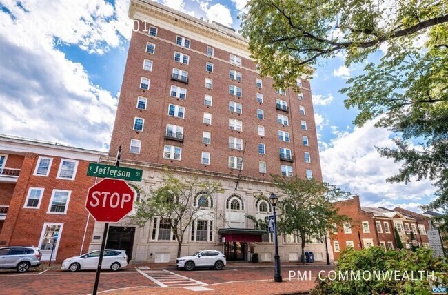 Building Photo - 1 Bed / 1 Bath Apartment off Walking Mall ...