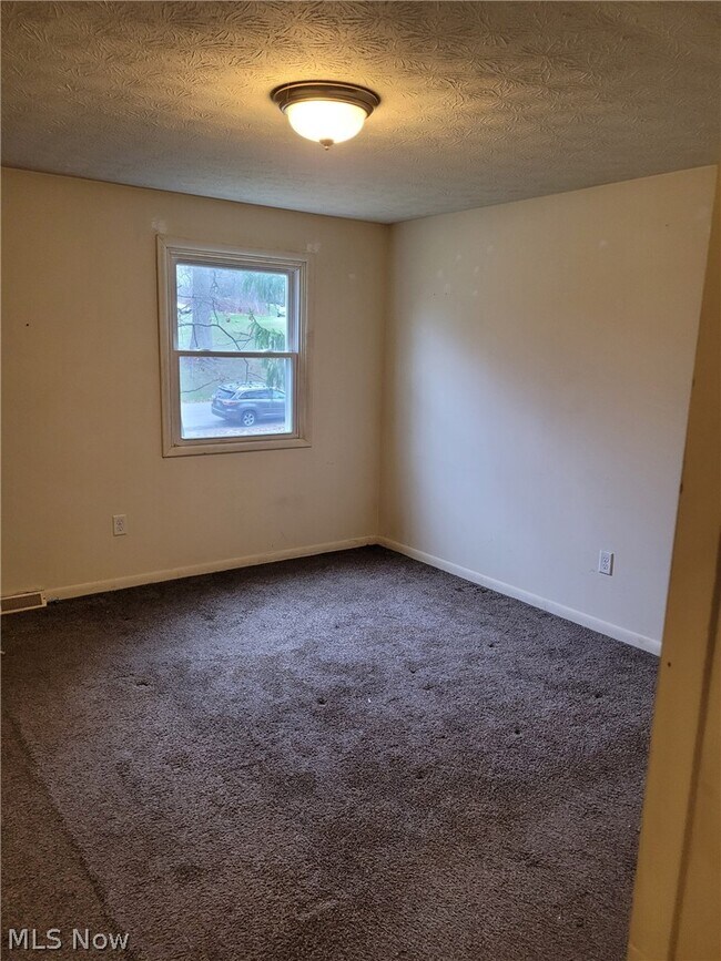 Photo - 2781 Thackeray Ave NW