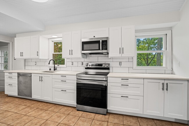 Building Photo - W281N3405 Taylors Woods Rd Rental