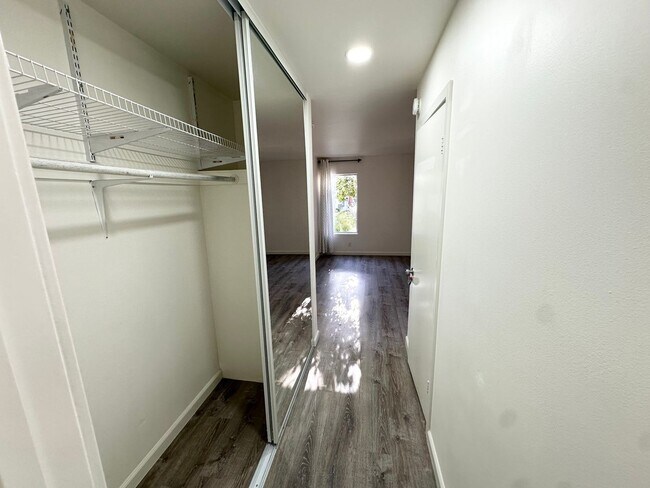 Photo - $500 OFF 1ST MONTHS RENT! 1 Bedroom Home i... Unidad E