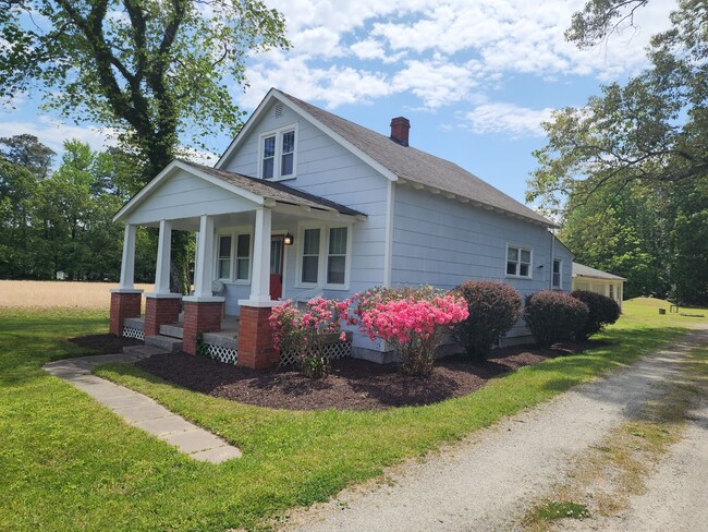 Cute Renovated 2 Bedroom Home with Huge Ga... - Cute Renovated 2 Bedroom Home with Huge Ga...