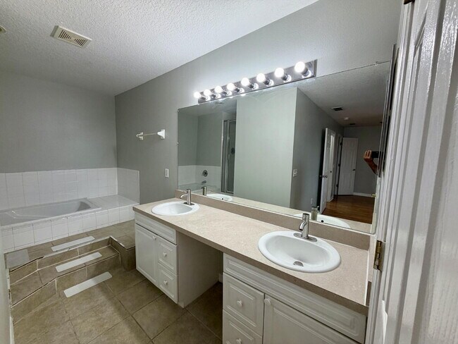 Photo - Spacious 3-Bedroom Townhome in Davenport Unit A