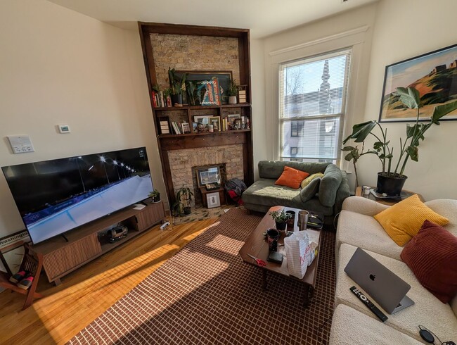 Photo - Spacious and renovated 3 BR in Wicker Park with great vintage touches! Unit 2158N-3N