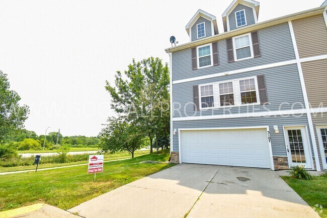 Building Photo - 2 Bedroom 2 Bath 2 car attached garage Rental