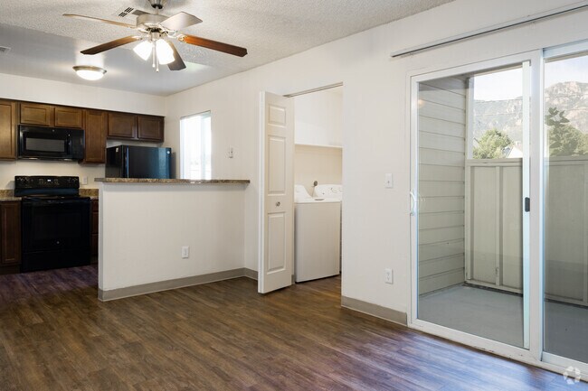 2BR, 2BA - 1050SF