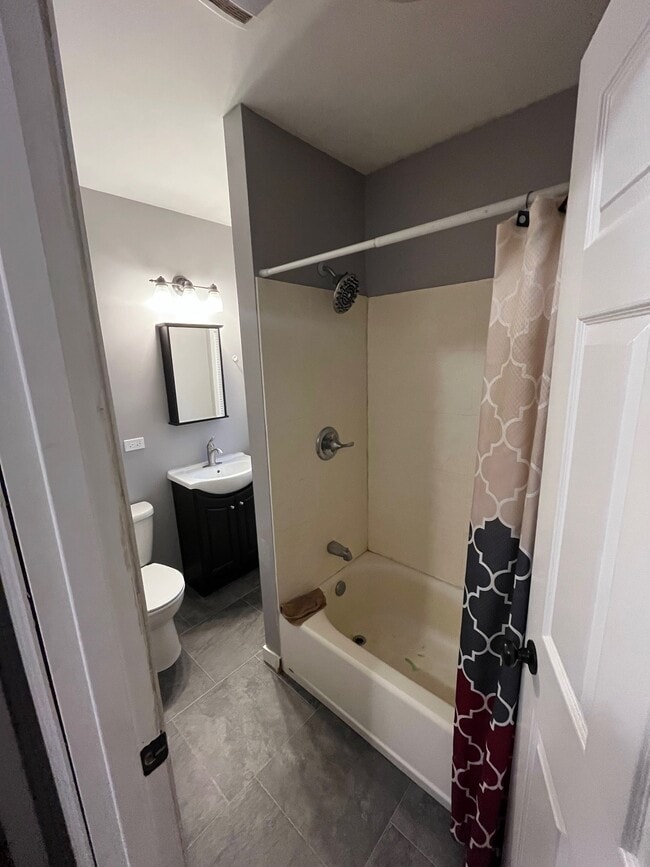 Photo - 1042 W Goodenow Rd Unit 2