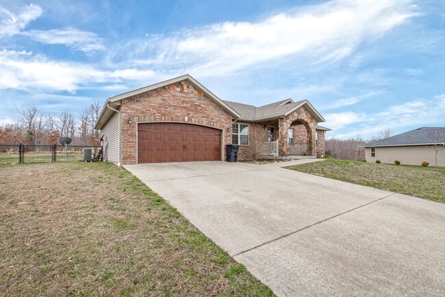 Gorgeous 3 Bedroom Home in Woodridge Estates! - Gorgeous 3 Bedroom Home in Woodridge Estates!