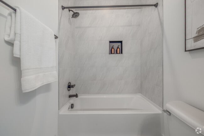 2BR, 2BA - 1,253SF - 2B - Primary Bathroom