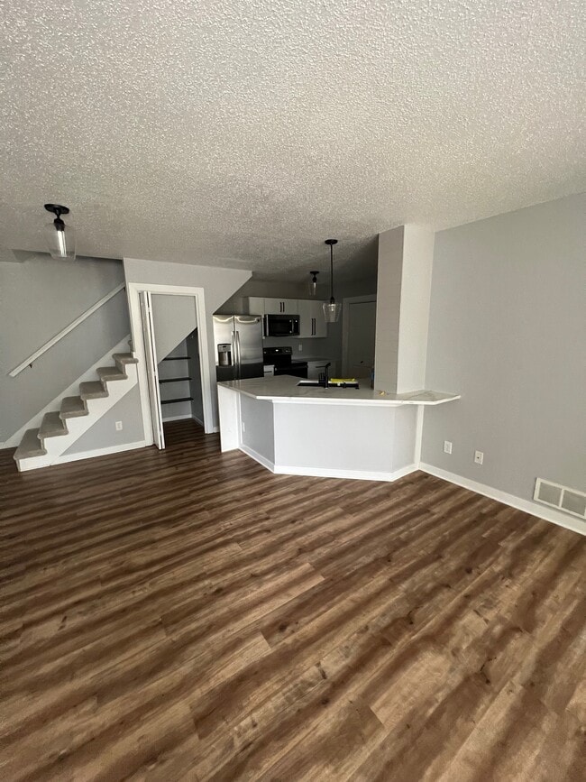 Building Photo - 811 Burr Oaks Dr Unit 407 Rental