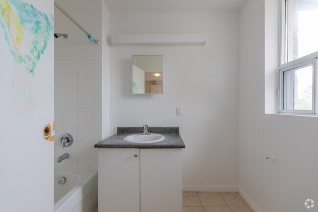 1BR, 1BA - 600SF - Bathroom