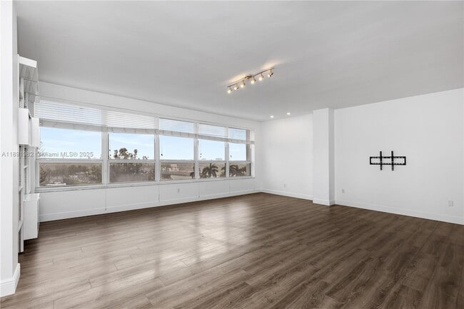Photo - 4925 Collins Ave Unit 6G