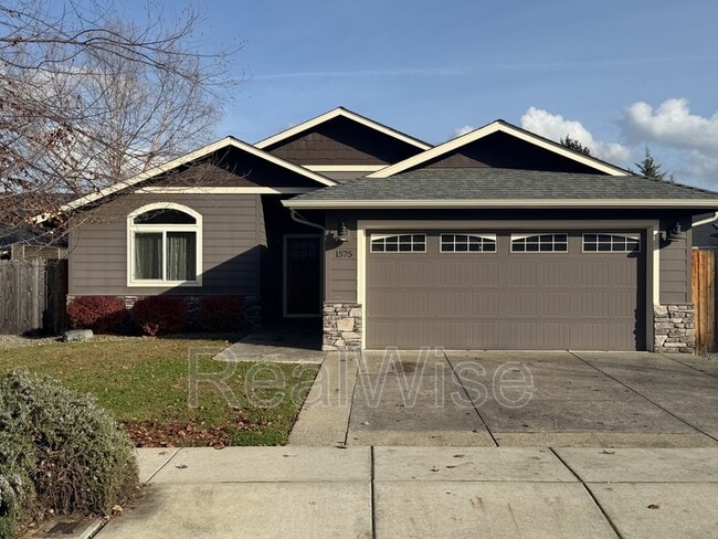 1575 SW Yucca Dr