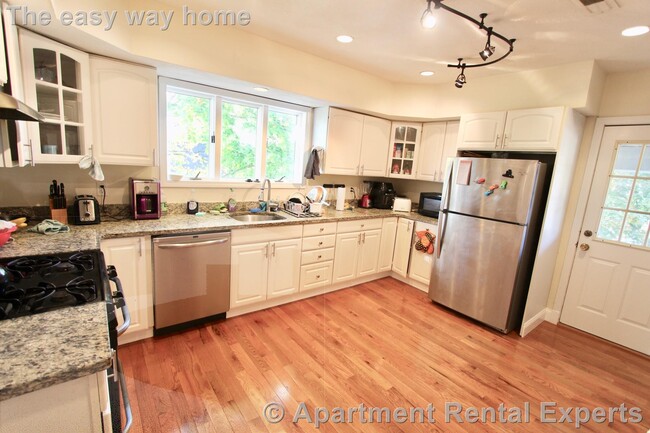 Building Photo - 15 Taylor St