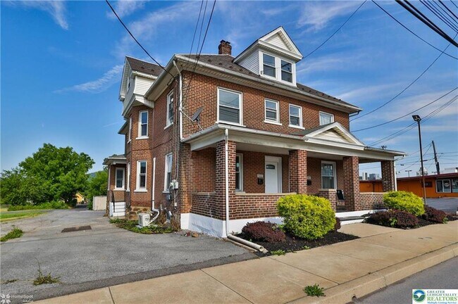 Photo - 1660 Main St