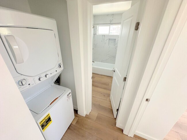 Photo - Gorgeous 2bd/1ba with washer/dryer and parking! Unit 14410 #4