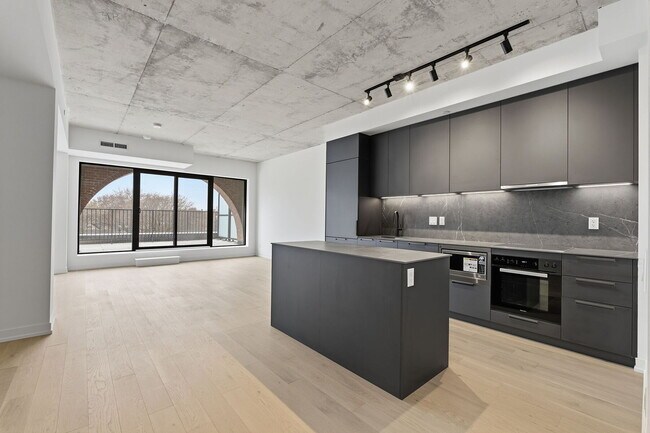 Photo - 761 Queen St E