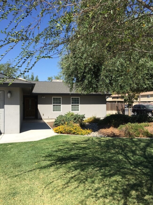 Building Photo - 3 Bedroom 2 Bath Home