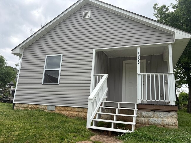 Building Photo - 2 BEDROOM 1 BATH HOUSE ALL ELECTRIC TILE FLOORING CENTRAL HEAT & AIR STACK WASHER/DRYER INCLUDED