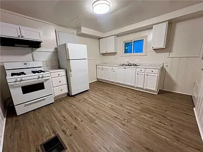 Photo - Move in Ready 4 Bedroom 1 1/2 bath house Available