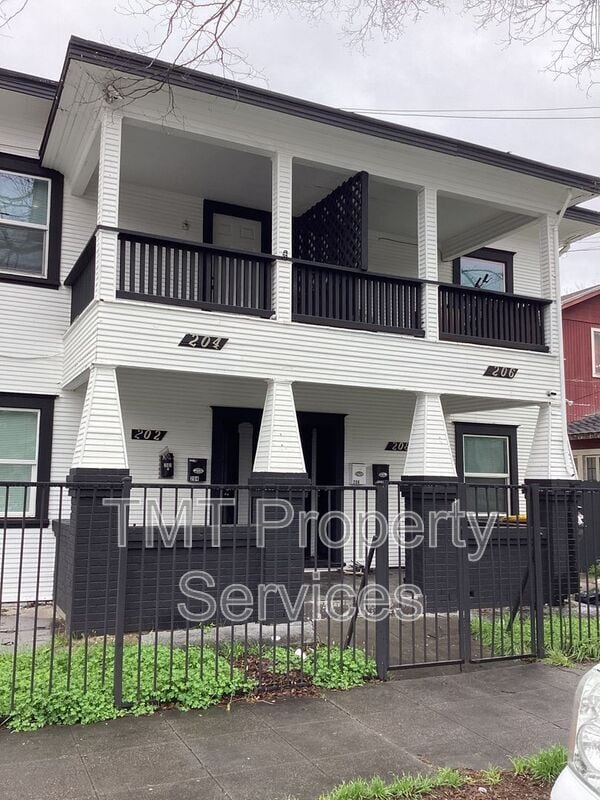 Photo - 204 W Oak St