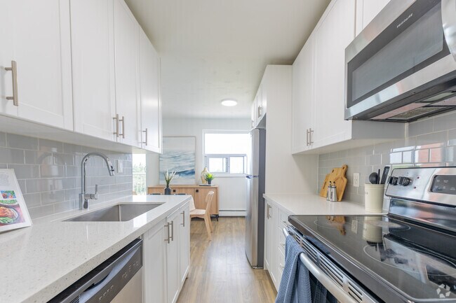 1BR, 1BA - Kitchen - 718 Lawrence