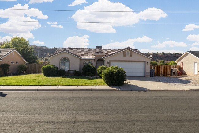 Cute 3 Bedroom 2 Bathroom Home - Cute 3 Bedroom 2 Bathroom Home