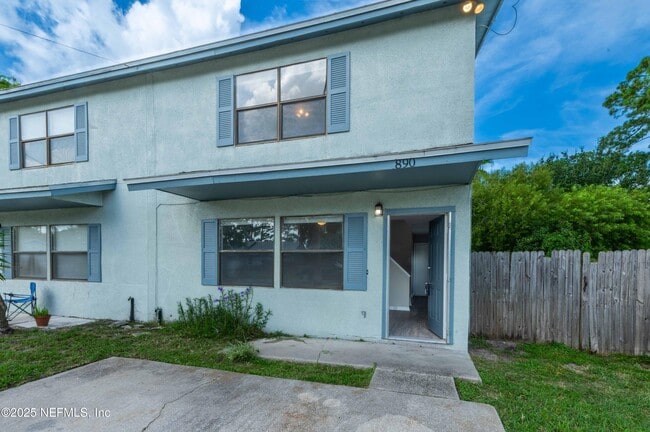 Photo - 890 Hibiscus St