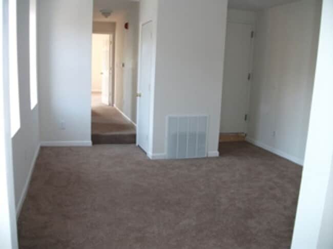Building Photo - 4940 Unit APT 2 - 2nd Floor