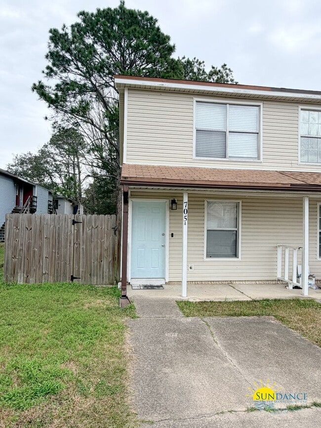 Building Photo - End-Unit Townhome located between Hurlburt Field and Eglin AFB w/ Fenced Yard!