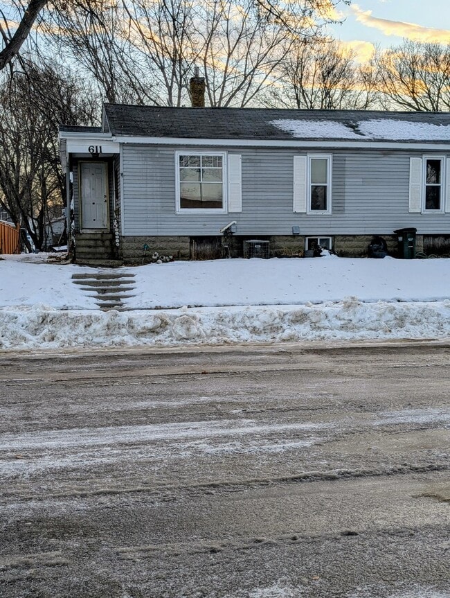 Building Photo - 611 4th St SW Unit 611