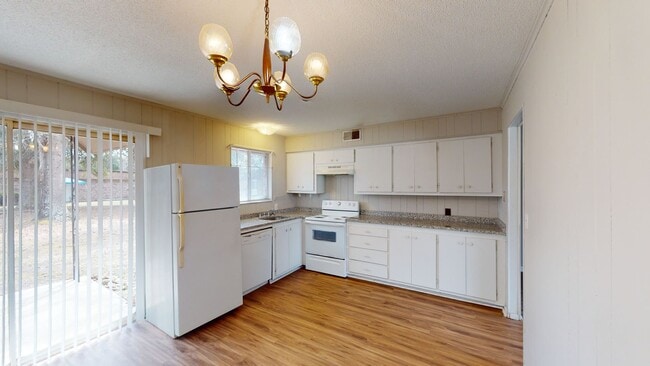 Photo - Pinopolis Apartments