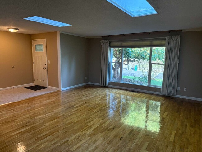 Photo - Spacious 4-Bedroom Retreat in Renton Available!