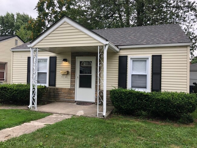 Building Photo - 18768 Roscommon St Rental