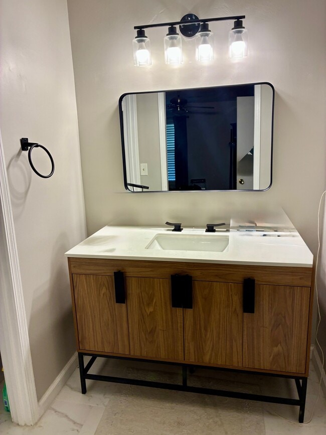 en-suit fully renovated bathroom with new vanities - 1405 Vicksburg Plz Unit 1405