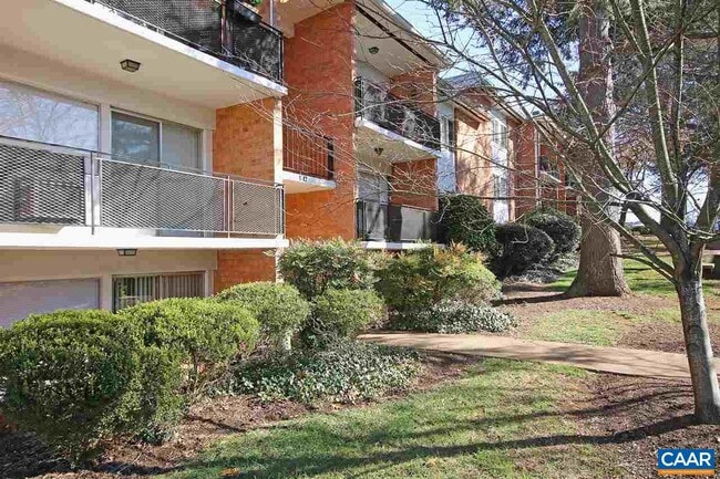 Building Photo - 1800 Jefferson Park Ave Unit 40