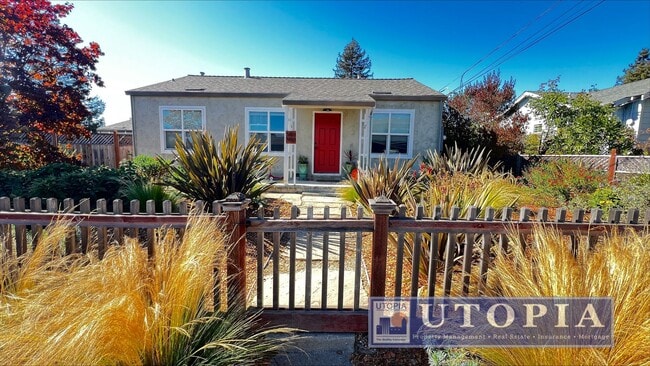 Building Photo - Beautiful 2Bed/1Ba Home on Large Corner Lot with 2-Car Garage Unit Front House