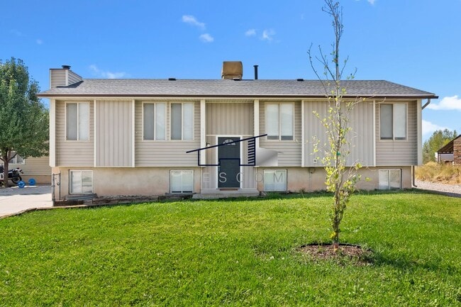 Building Photo - 1721 750 W St Rental