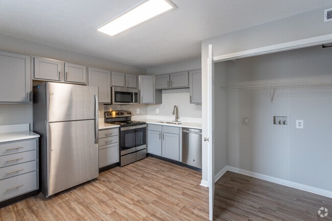 2BR, 2BA - 1,000 SF - Kitchen & Laundry Hook Ups
