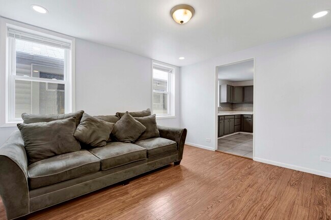 Photo - 465 W 27th St