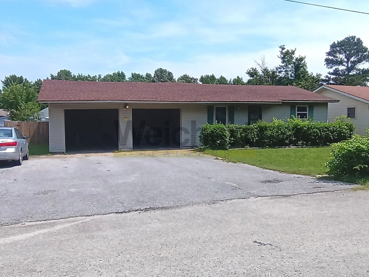 Charming 3BR/2BA Home in a Peaceful Neighborhood w/ Fenced Backyard - Charming 3BR/2BA Home in a Peaceful Neighborhood w/ Fenced Backyard