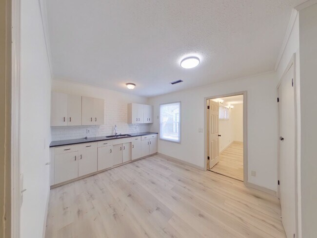 Photo - 4242 Dover St