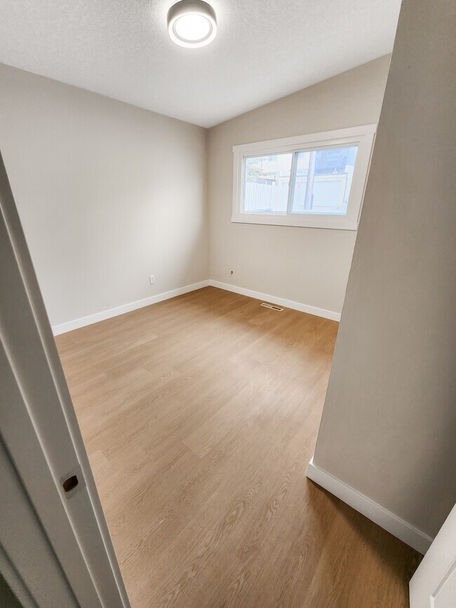 Photo - 6333-6334 4 St NW