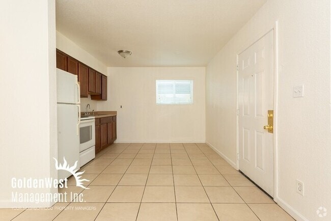 Building Photo - Single Level Spacious 2Bdm 1Ba Apartment i...