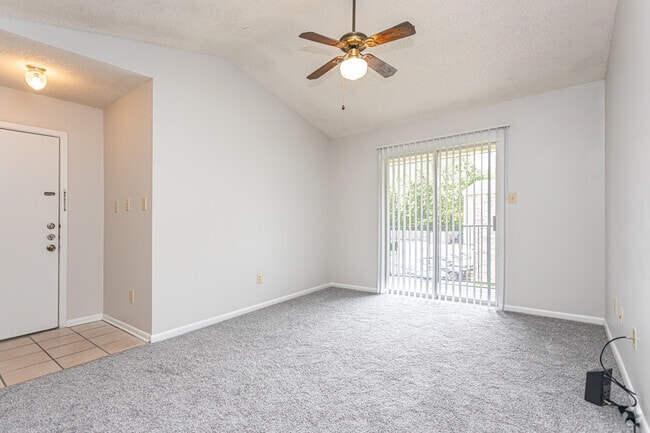 2BR, 1BA - 825SF