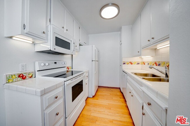 Photo - 230 Bicknell Ave Unidad 104